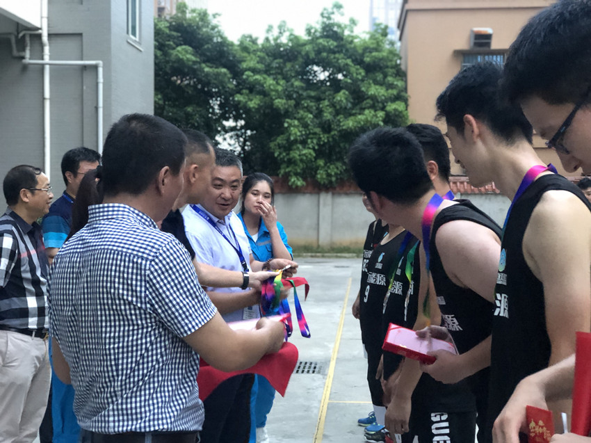 為亞軍頒獎(jiǎng)_副本.jpg 為亞軍頒獎(jiǎng)_副本.jpg